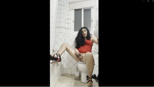 Daniela Monroe TV, belle trans espagnole, se masturbe sexy et excitée dans la salle de bain avec une robe rouge, talons plate-forme, anal