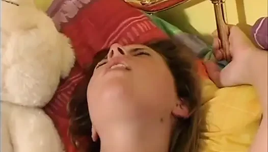 Genç kızın kıllı amında dildo ile güzel orgazmı