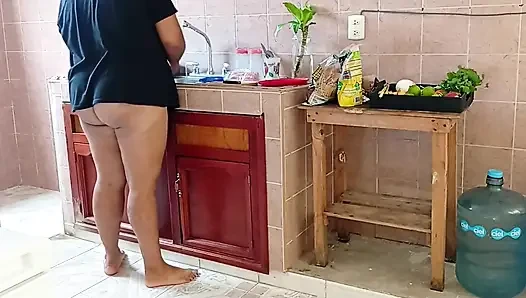 Ibu tiri gemuk lagi bersih-bersih dapur