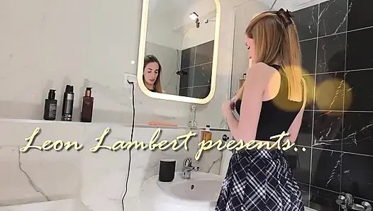 Seksi uzun bacaklı ateşli ve azgın üniversiteli kız banyoda beyaz pamuklu külotunu birden fazla kameraya gösteriyor