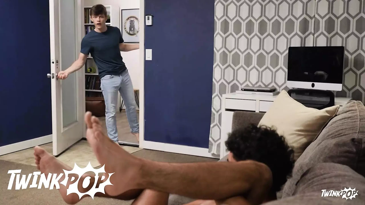 Jake Preston发现亚历克斯·Myers在沙发上抚摸自己并加入他 - TWINKPOP