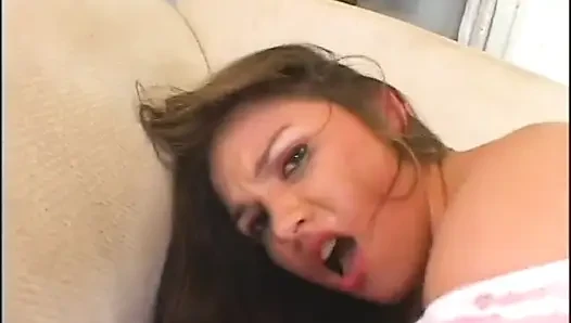 Sexy kleine brünette mit kleinen schönen titten reitet einen großen, fetten schwanz auf dem sofa
