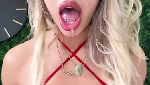 Красотка Luna Luxe жаждет и глотает огромный длинный хуй