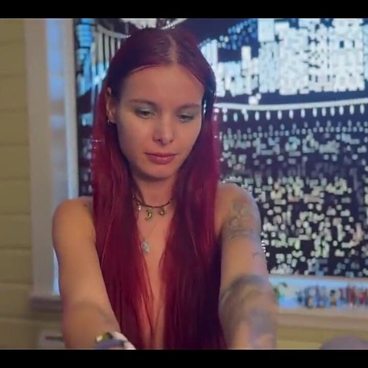 Bakış açısı yarak yalama ile azdırıyor ve yarak deliği ve dağınık dölle oynuyor