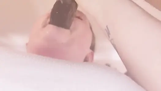 Грязный минет с камшотом толстушки в любительском видео