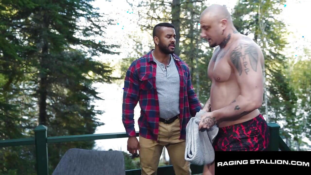 RAGING STALLION - Ο ήρωας του Hunk Jericho σκύβει για το τεράστιο πουλί του Tatted Crush