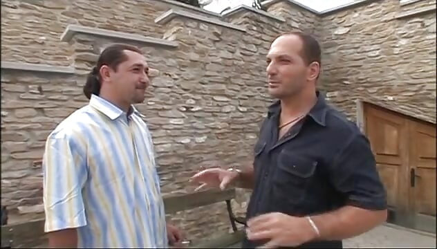 O curvă uimitoare cu țâțe mari este penetrată dublu și umplută cu spermă