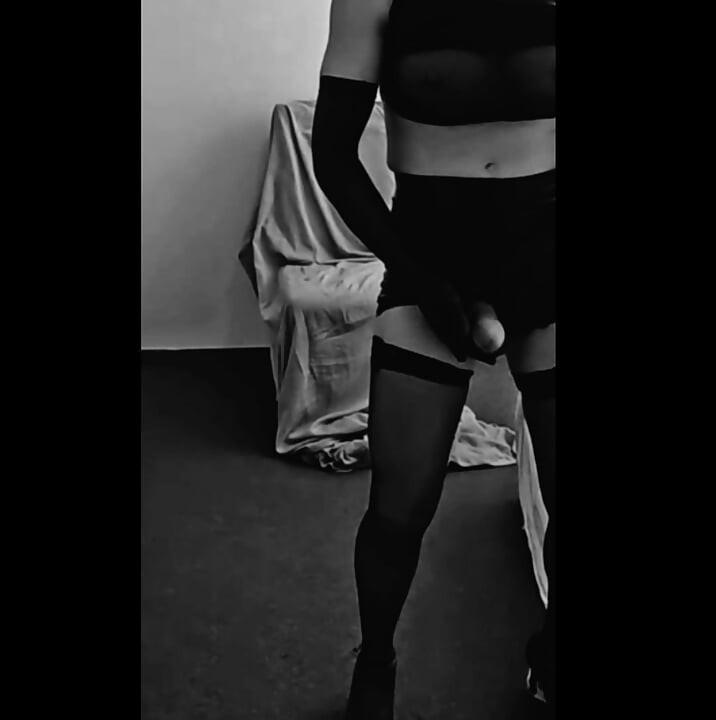 Saratgirl w fetyszowym lateksowym opatrunku nylonowej czarnej pończochy drażni jej kutasa
