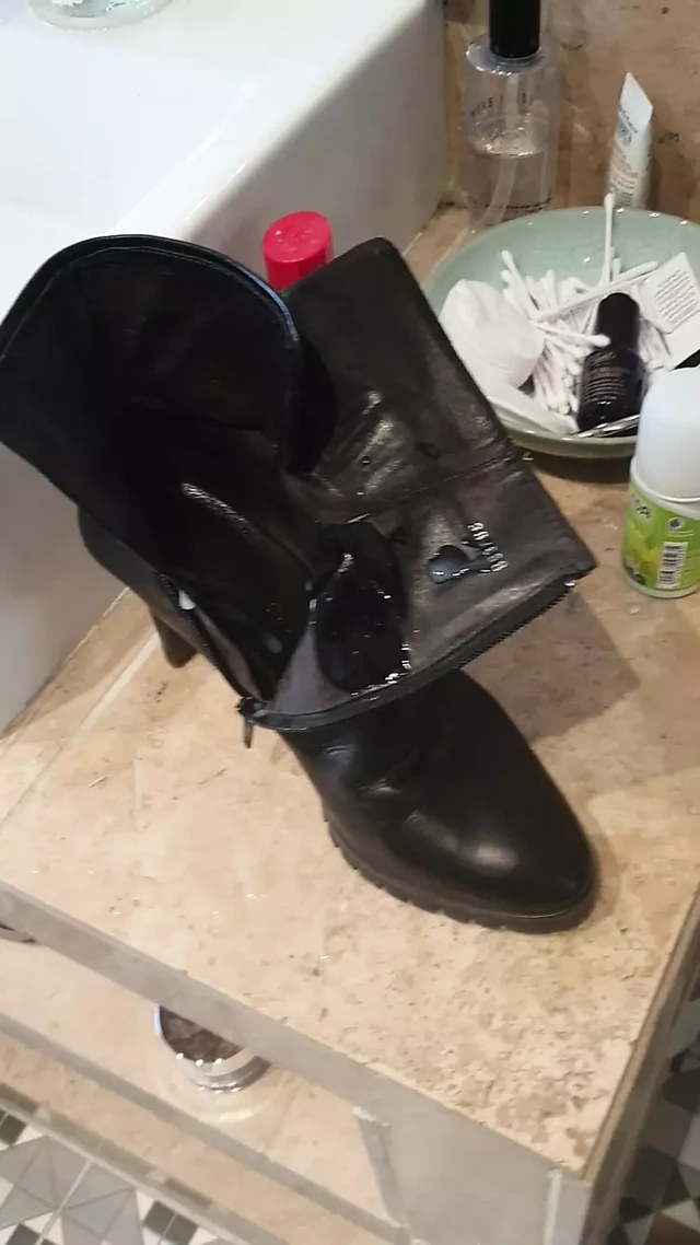 Injected into the foot-warm boots
