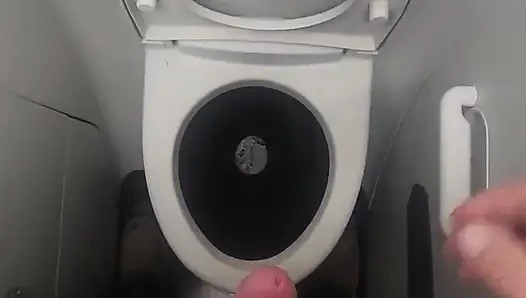 Uçak banyosunda mastürbasyon ve boşalma.