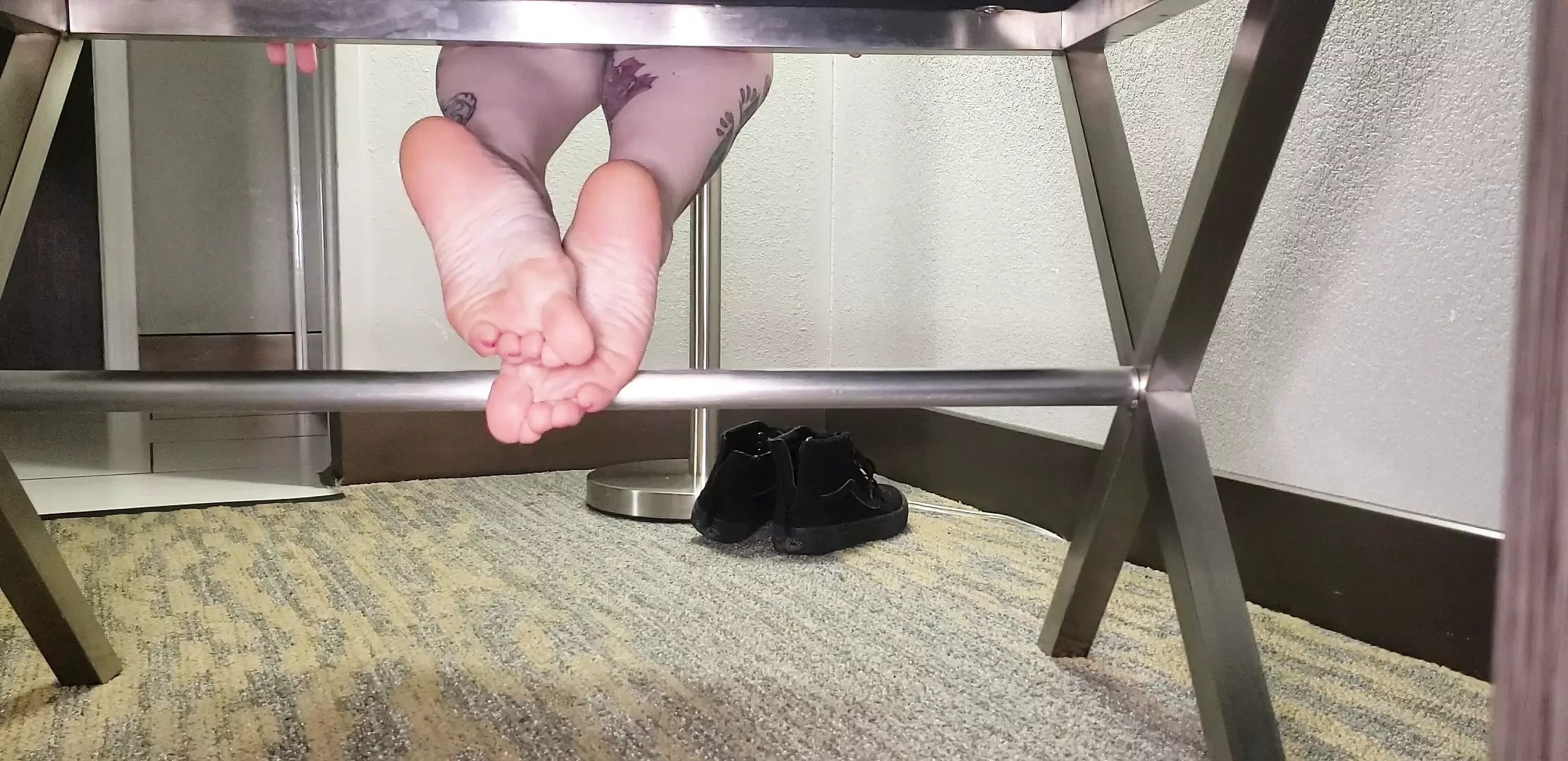 Remoción de zapatos y frotación de pies