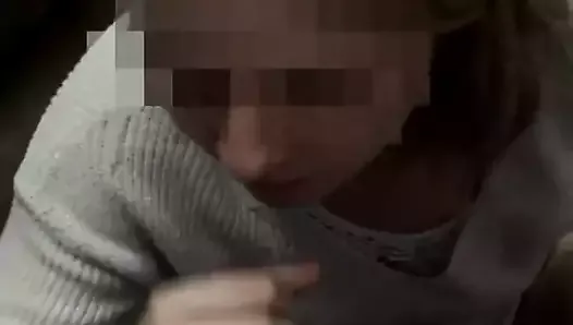 Блондинка дрочит камшот на свитер в любительском видео