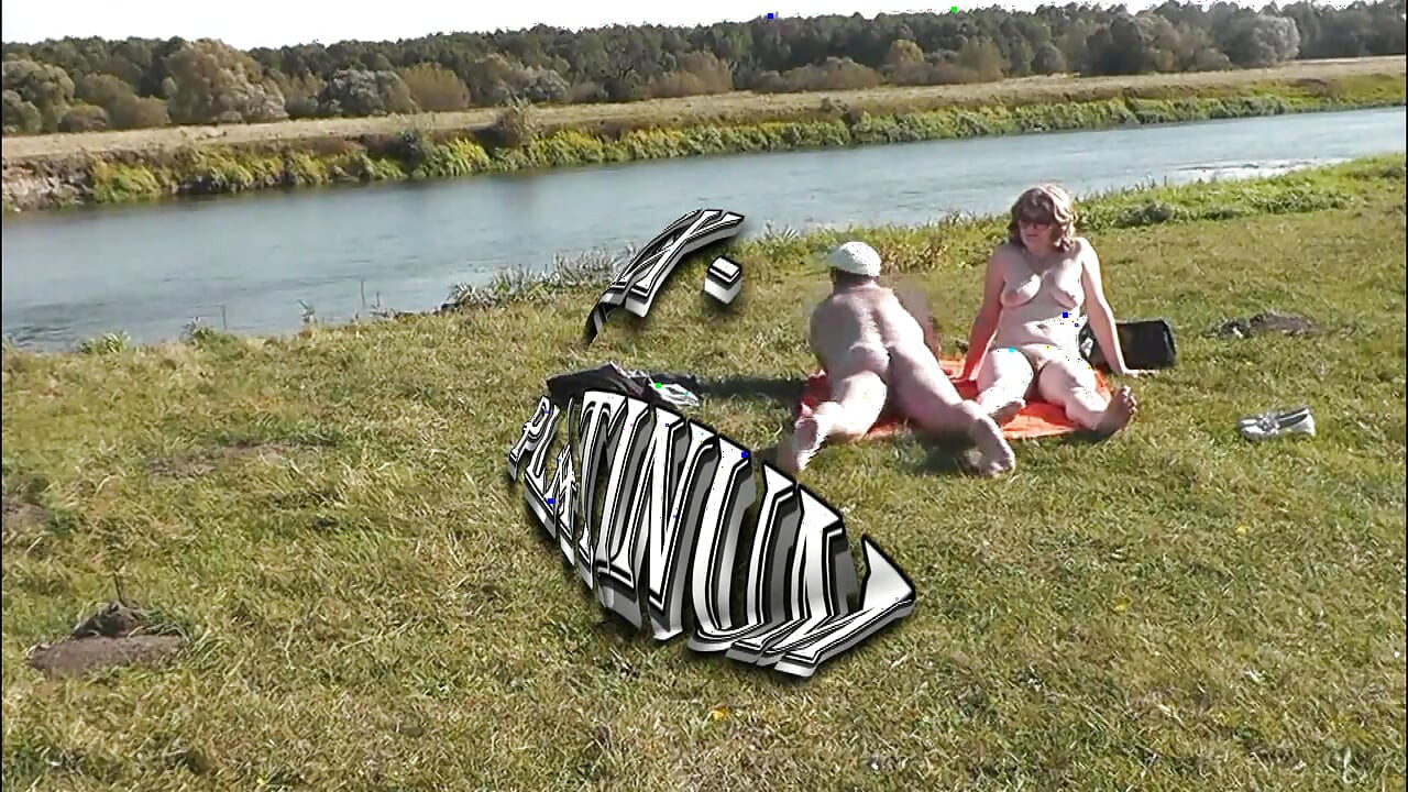 Moja żona i kochanek opalają się nago na dzikiej plaży i jebanie doggystyle. Nago w publicznych nudystów naturystów na zewnątrz seks na zewnątrz