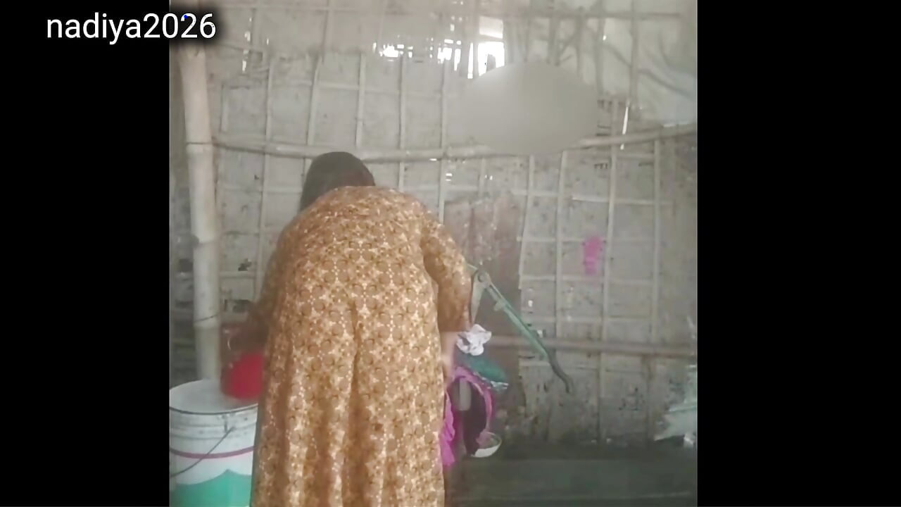 Minha madrasta se excita quando eu a assisto no chuveiro.