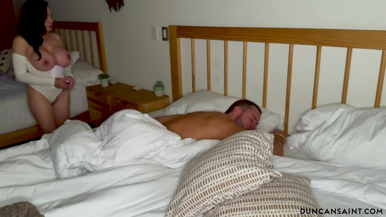 Ela enfiou a língua na minha bunda para um despertar