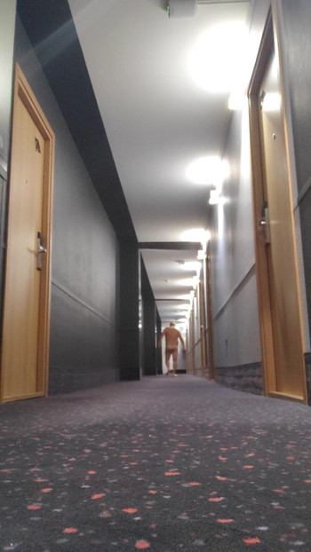 露出癖丈夫在酒店山谷等待温柔的妻子