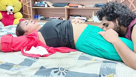 Lip lock dengan ketiak menjilati dan menjilati romansa pusar di tempat tidur