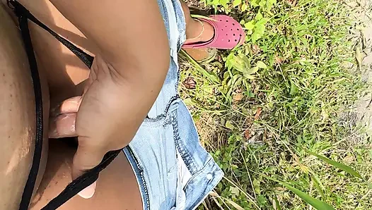 Kolombiyalı köylü kadın, komşuların onu izleyebilmesi için evinin dışında mastürbasyon yapıyor