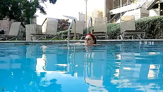 Vicki si suster super semok lagi olahraga di kolam renang sama kamera bawah air!