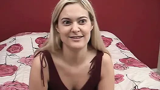 Cewek nakal ini lagi asik fingering memeknya sendirian