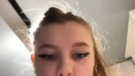 Bugil di tempat umum. Cewek tubuh aduhai lagi muncrat pakai vibrator. Pamer pantat bahenolnya. Gadis perawan ini lagi asik fingering memeknya yang masih perawan