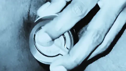 Нимфоманка мастурбирует в Фонтане