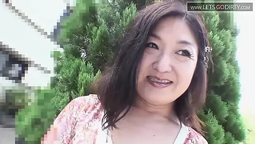 Geile MILF genießt es, wie kitzler von einem riesigen vibrator gerieben wird