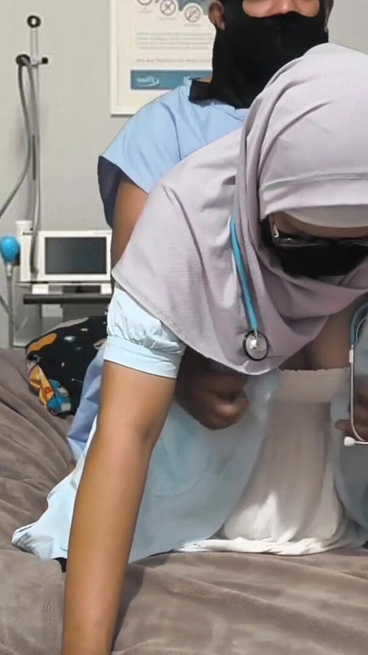 医者が患者にセックスできるかどうか確認している。 | クリップ 2