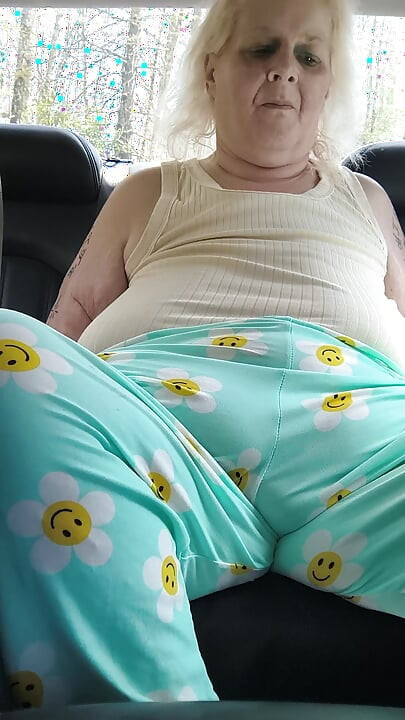 In the Backseat She Gets a Cock Treat