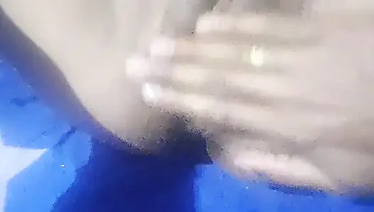 Üvey erkek arkadaşı amcığını üvey sevgilisine gösterdi ve masaj yaptırıyor