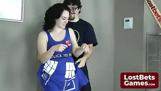 Dengan tato komedi dan topeng tragedi mereka bermain strip darts