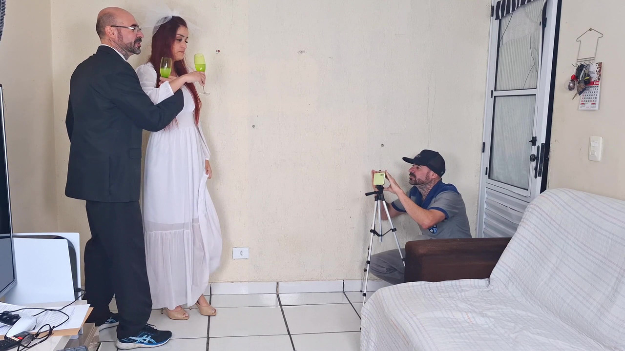 新婚新娘在拍照，而她的丈夫在外面等待