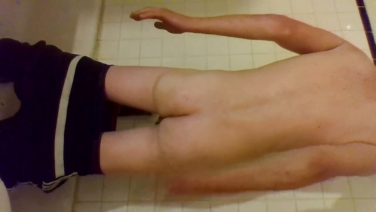我的奶子看起来不错...你总是喜欢你的屁股, 不是吗？