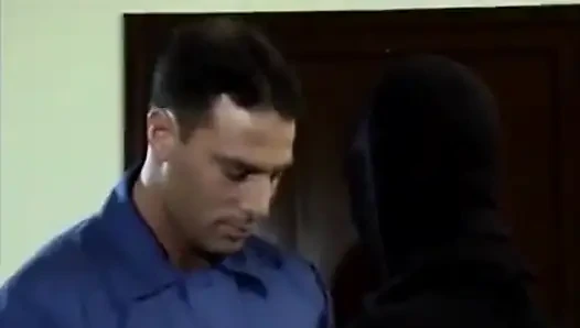 Pantat bahenol cewek hot rambut cokelat ini dientot habis-habisan sampai lubangnya menganga lebar