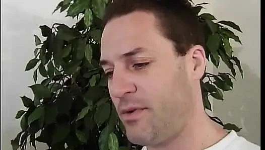 Зрелая брюнетка с большими сиськами доказывает, что дамы сорока пяти, затем начинают их снова