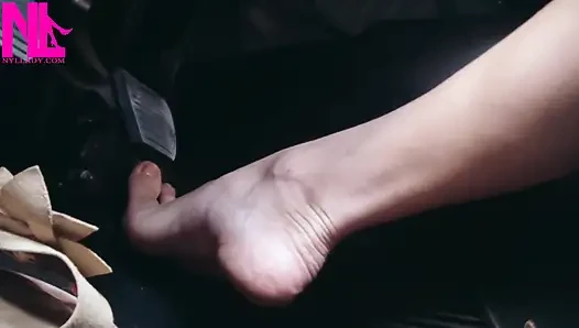 Çılgın çıplak ayaklı pedal yüksek yolda pompalıyor