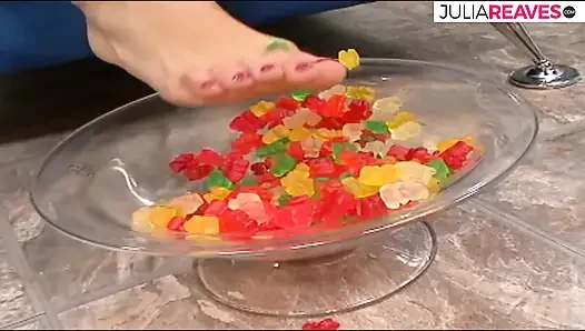 Горячая сучка стонет, пока огромный член жестко подрачивает ее тугую киску