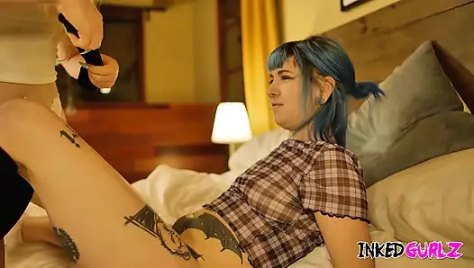 In inked Gurlz wird ein emo-mädchen mit tattoos zu dritt hart in den arsch gefickt
