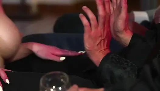 Bir grup arkadaş birbirini sevişiyor