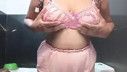 Banyo odasında büyük memeli musterbasyonda heyecanlı amcığını iyi oynuyor