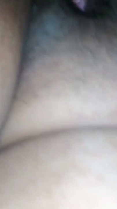 Indianca bhabhi sexy seduce în timp ce curăță casa, devar se încinge și face sex cu indiancă bhabhi în pat, apoi cei doi fac sex romantic. | Clip 2