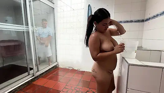 Я возбуждаюсь, наблюдая, как моя богатая сводная сестра купается во дворе, поэтому решаю посмотреть на неё и мастурбировать рядом с ней