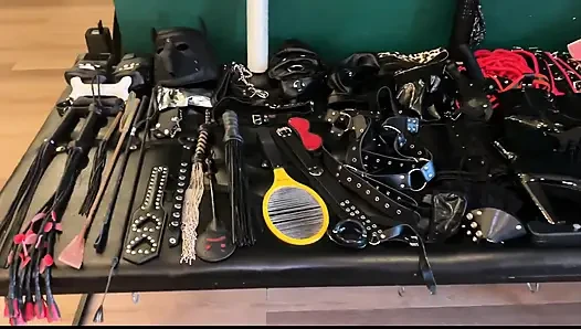 Heiße fetisch-session mit dominanten schätzchen und devotem hengst