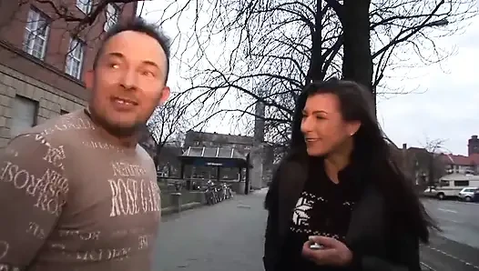 Alman genç kız bedava yolculuk için yarak emmenin tadını çıkarıyor