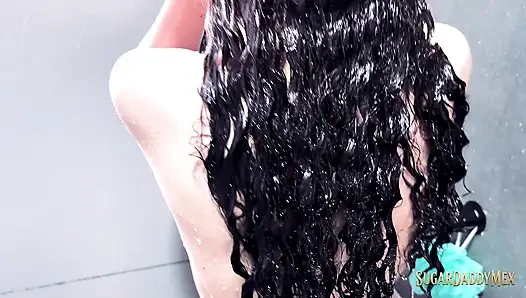 Kız arkadaşımı banyo yaparken ve baştan çıkararak filme alıyorum