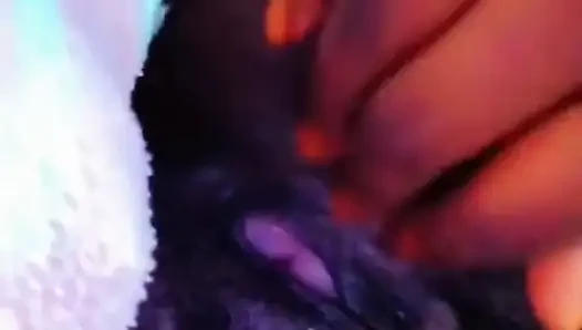 Allein im bett, meine muschi erfreut