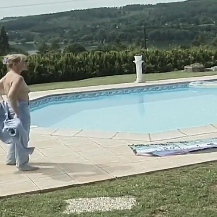 Foxy mature gets fucked in her swimming pool
