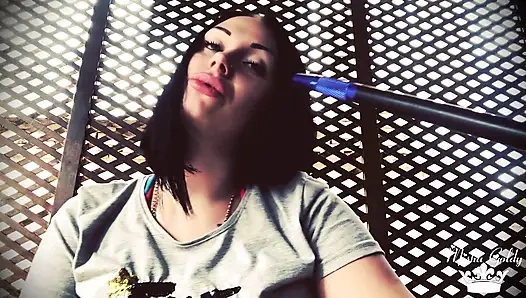 Burnu kaşınan nargile dumanı emiyor ve her zaman kaşınıyor!