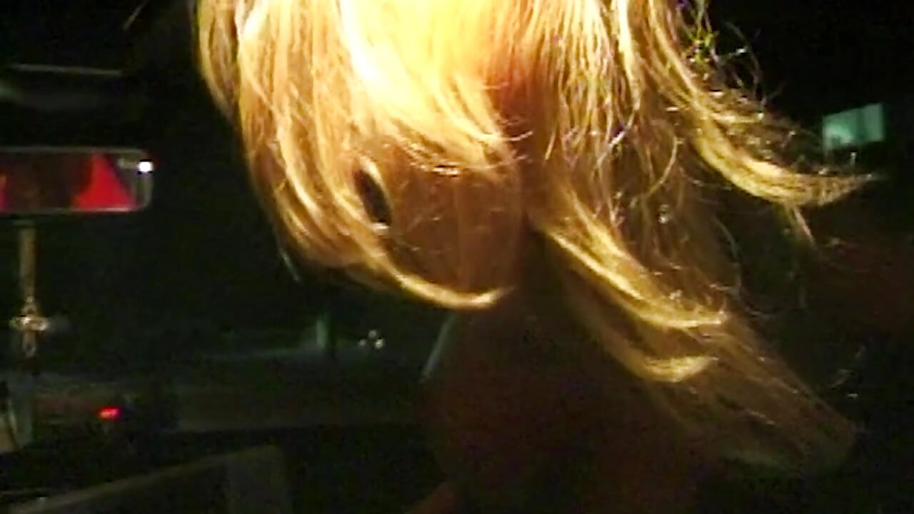 Versaute Taxifahrt: Heiße Blondine im Auto und auf dem Sofa