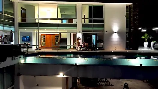 Playboy lagi asik seks threesome tengah malam di rumahnya